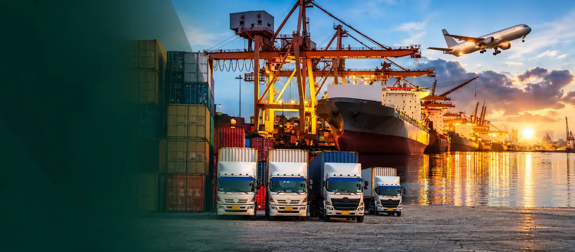 Barco y camiones de carga de transporte de mercancías